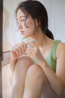 被要求戴着蝴蝶散步